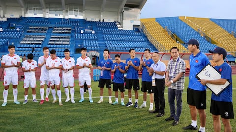 Phó chủ tịch VFF Trần Anh Tú thăm và động viên ĐT Việt Nam